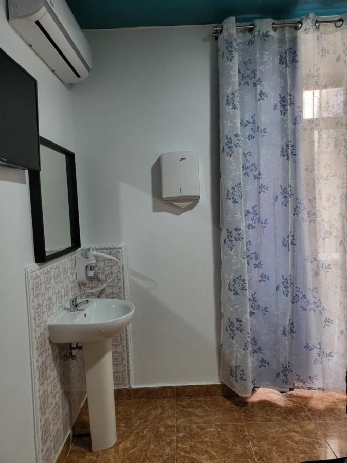 M-A Catrachos Rooms Madrid Bagian luar foto